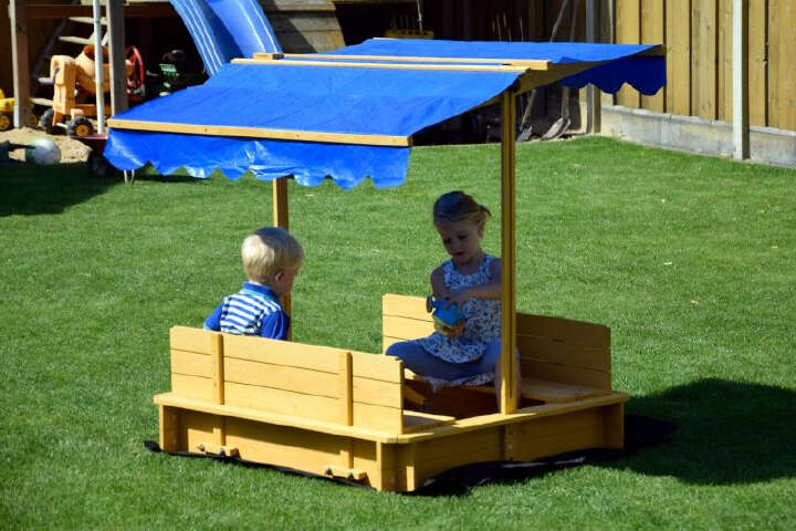 dobar Sandkasten mit Dach und Rückenlehnen